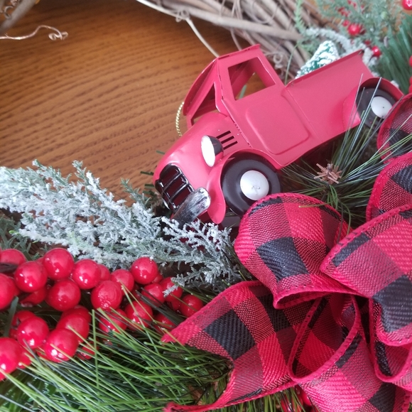 Handmade Christmas buffalo plaid Truck wreath - Picture 3 of 3